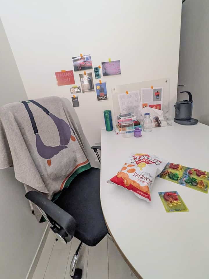 休日のお菓子タイム🍭
テーブル周りはポストカードを飾ったり、
アート雑誌のページを切り抜いて、
#無印良品 のアクリルピクチャーフレームに
挟んでいます📒(2枚目参照)。
#アート #現代アート #ダイニングインテリア #ダイニングテーブル 