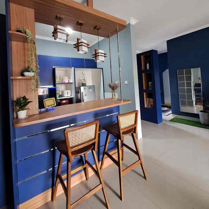 Di tengah gempuran kitchen set dengan warna white wood, kami hadir membuat kitchen set minimalis dengan perpaduan warna navy dan wood yang luasnya sekitar 2x3 m saja.
Kitchen set ini terbuat dari bahan kayu multi dan dilapisi dengan HPL.

#BTNOAS8
#desainrumah
#rumahbiru
#runahnavy
#inspirasirumah
#dekorasirumah
#homedecor
#kitchenset
#minibar