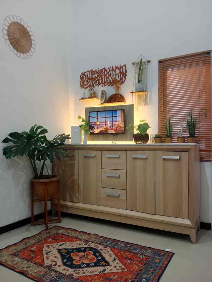 Hallo guys, kenalin ini ruang favorit keluarga simonacasa, saya dan suami tinggal di rumah ini sejak 2022, Alhamdulillah bisa berproses dari hal terkecil untuk mendekor ruang tv sekaligus ruang tamu, semoga kalian suka ya dengan postingan simonacasa 🥰

#livingroom #ruangtv #simonacasa #BTNOAS8 #ohouse #homedecor #light #levoit #kaligrafi #prodesign #tiraiaesthetic #acehardware #monsteraking