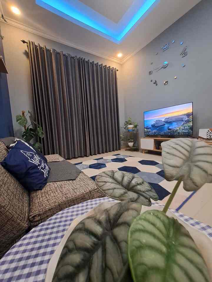 Area living room ini kami jadikan ruang TV yaitu tempat dimana keluarga berkumpul setiap harinya.
Dengan hiasan tanaman asli di setiap sudut menjadikan ruangan ini nampak asri dan enak dipandang. 

#BTNOAS8
#livingroom
#misiouhuse
#ruangtv
#desainruangkeluarga
#desainlivingroom
#livingroomarea
