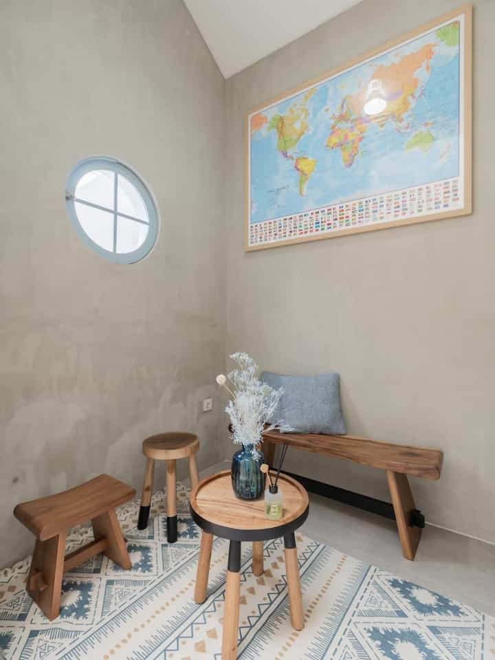 Ruang tamu: yes or no?

Dengan lahan dan budget terbatas, pada waktu men-desain rumah ini, ruang tamu tidak menjadi prioritas. Brief yang kami berikan adalah kebutuhan ruang transisi yang multi fungsi, tempat menerima tamu yang tidak cukup dekat tapi pembicaraan nya private (contoh: pak satpam komplek yang mungkin membicarakan hal sensitif 🤭). Multi fungsinya adalah ruangan ini kalau tidak dipakai menerima tamu, bisa digunakan sebagai ruang menyepi - me time, kadang ruang kerja - karena lokasinya yang cukup jauh dari pusat keramaian rumah 😊

Menurut kamu gimana?

#Rumah #InspirasiRumah #Home #RumahKecil #RumahMungil #TinySpace #RuangTamu #RuangMultiFungsi #DrawingRoom #InspirasiRuangTamu