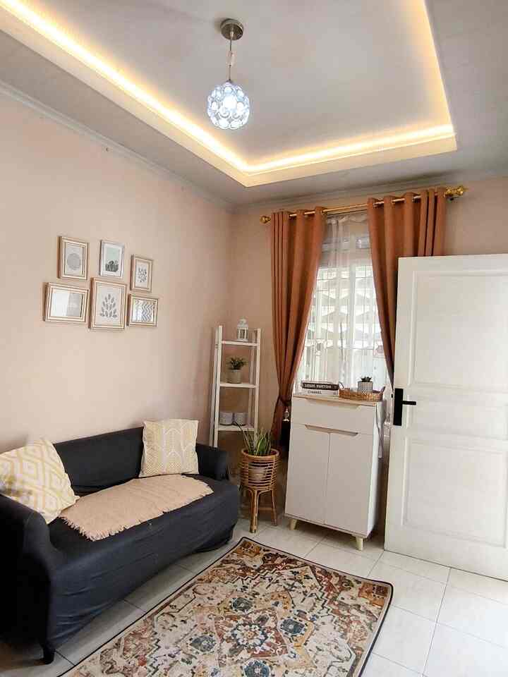 Rumah kami adalah rumah tumbuh dengan konsep open space, walaupun dengan ukuran 3x3m ruangan bisa terlihat luas. 

Tips agar ruangan sempit terlihat luas:
1. Menggunakan konsep open space
2. Gunakan cat warna terang
3. Menggunakan perabot multi fungsi dengan warna senada
4. Menggunakan karpet dengan motif tepat
5. Menggunakan gorden dengan warna cerah

Semoga tips ini menginspirasi yaah :) 

#Ruangtamu #inspirasiruangtamu #ruangsempit #inspirasiruangsempit #rumahopenspace #BTNOAS8