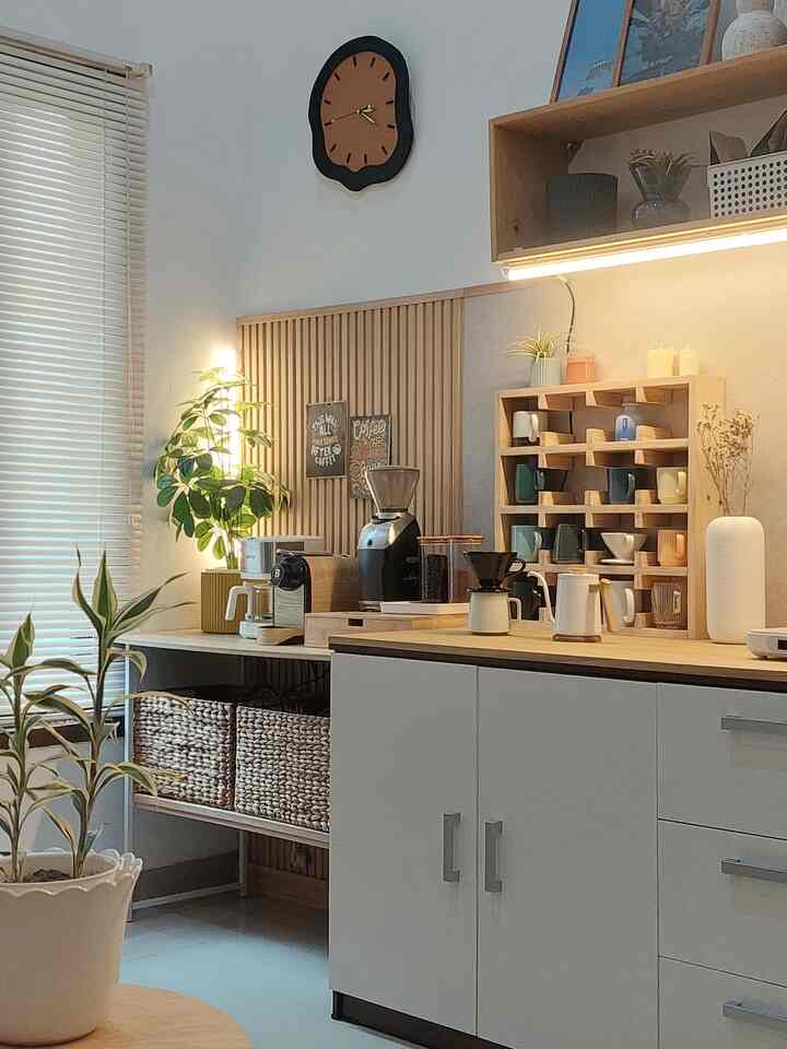 Coffee corner ini mungkin jadi makeover paling berhasil di rumahku. Setidaknya jadi sudut favorit bagiku.
Sebelumnya aku pernah pindahin coffee corner ke ruang kerja. Terus sudut ini aku bikin kosong dan isinya tanaman aja. Namun malah kurang fungsional dan jarang di jamah.
Ini pelanggaran banget bagi rumah kecil kayak di sini, gak boleh ada space nganggur pojoknya. Hehehe...
Kalau jadi coffee corner begini, sudut ini jadi terpakai banget setiap hari.
#Ruangsempit
#Ruangterbatas
#NeverTooSmall
#MaximizeTheSpace
#Ruanganfungsional