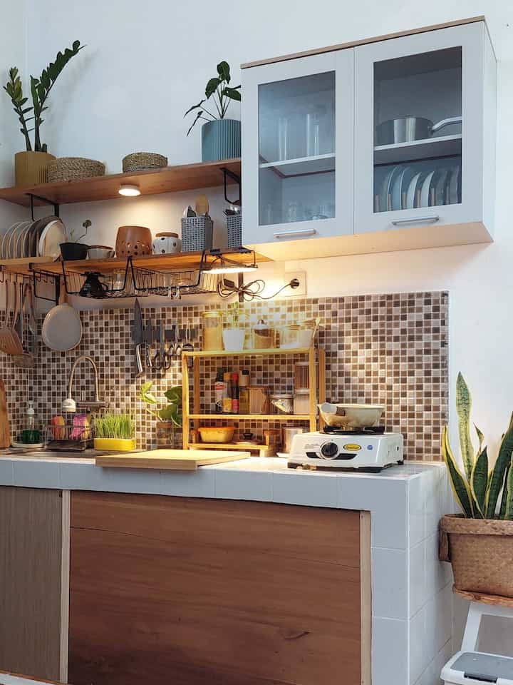 Ini adalah area dapur belakang yang jarang kuupload di sosial media. Kalau masak yang heboh atau perlu panci besar, aku pakai kompor tungku di dapur ini. Tapi kalau masak sederhana atau sekedar bikin cemilan, aku lebih suka pakai kompor listrik di dapur bersih di depan.
#DapurKayu
#DapurSimple
#kitchenideas
#smallkitchen
#dapurmungil
#Idedapurkecil