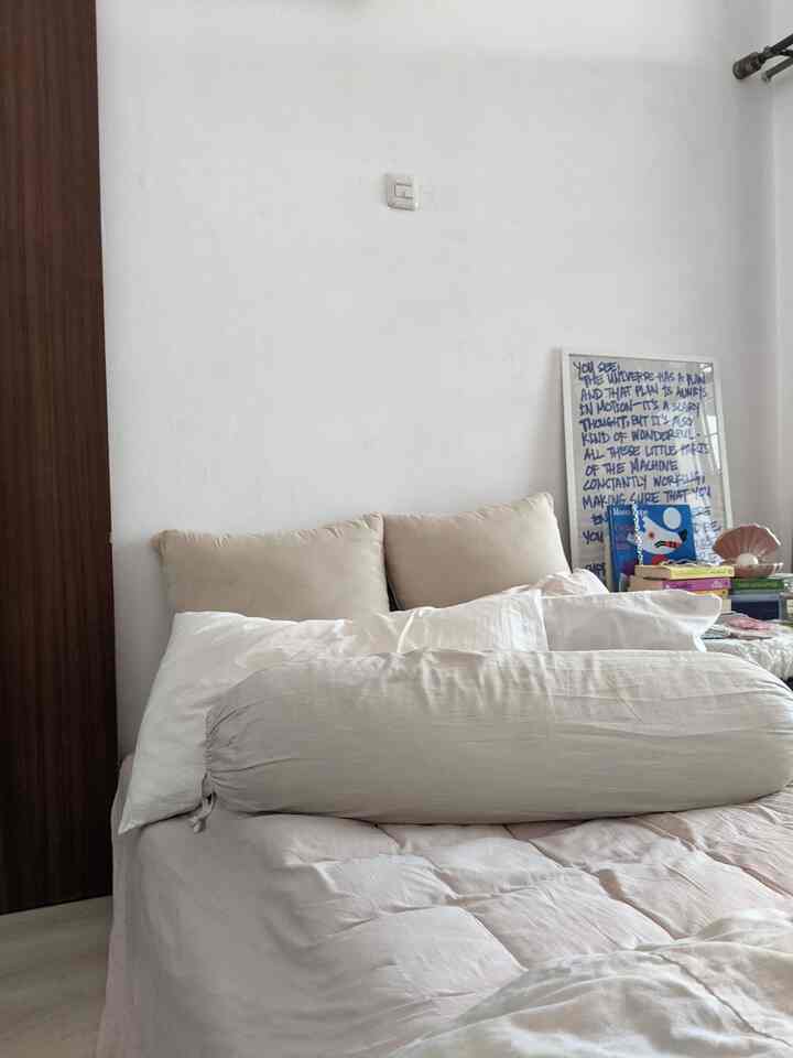 restart the room every weekend✨ change the color of the sheets, add pink accents to make the room brighter because recently it started raining again
#bedroomstyling #eclecticbedroom #bedroomdecor #cozybedroom #eclectichome