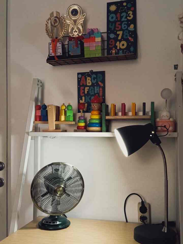Meja belajar anak multifungsi meja kerja. Meja ini berada di kamar anak. 

#mejabelajar #mejakerja #workdesk #bedroom #kipaaangin #hiasankamaranak #lampubelajar #home #inspirasimejabelajar 