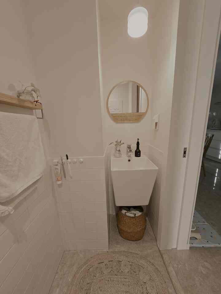 リビングとキッチンの間にある乾式トイレです。
収納状がなくてラタンバスケットにゴミ箱とタオルを入れておきました。😁
トイレもプランテリアにしたいのですが、どんな植物がいいでしょうか？🤗
#かわいいバスルーム 
＃住宅肉＃タウンハウス＃ピーナッツ住宅
＃セルフインテリア＃ホームインテリア＃家の装飾 
＃ハウスグラム＃犬のコレクション＃インテリア小道具
＃感性キャンプ＃フランテリア＃レクリエーションインテリア＃北欧インテリア＃ホワイトウッド＃ラタン小道具＃ケ家具
#homeinterior #gardening