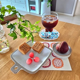 부산에서 공수해온 입맛저격 간식💞
요즘 핫하다는 까먹는젤리와 부산사랑샌드에요.
이번 부산여행때 처음 먹어봤는데 완전 맛도리^^
부산사랑샌드는 버터크림이 속에 발라져있는데 고급버터를 사용해서 느끼함없이 너무 부드럽고 겉에 쿠키마저 촉촉해서 완전 고급진 맛이에요.
까먹는젤리는 첫날 깡통시장에서 맛보기로 몇개만 샀다가 계속 생각나서 마지막날 한통을 아예 샀다죠. 
그리고 집으로 돌아오는길에 휴게소에서 사온 피자두도 새콤달콤 너무 맛있오~😆😋
#여행간식 #여행기념품 #여행자석 #여행마그넷 
#여행템 #부산사랑샌드 #젤리 #까먹는젤리
#부산여행 #부산맛집 #부산간식 #나가놀아요 
#주말에제일바빠 #여름휴가 #여름간식월드컵 
#여름휴가는여기로 #오늘장면한컷 #오늘의우리집 
#오홈스토랑 #우리집포토존 #오늘의가든 
#집에서제일바빠 #플랜테리어 #내돈내산 #맞팔 
