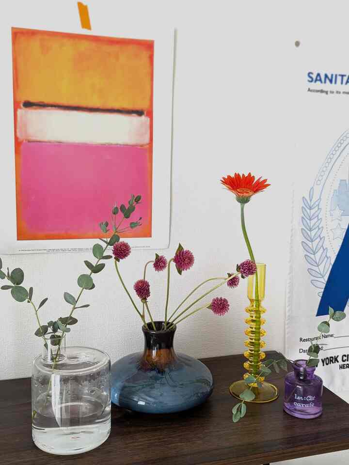 dozoギフトで頂いた一輪挿しの #フラワーベース 🌼
お部屋が華やかになる💛
ガーベラを挿してみました！
#花瓶 #花のインテリア #花のある暮らし