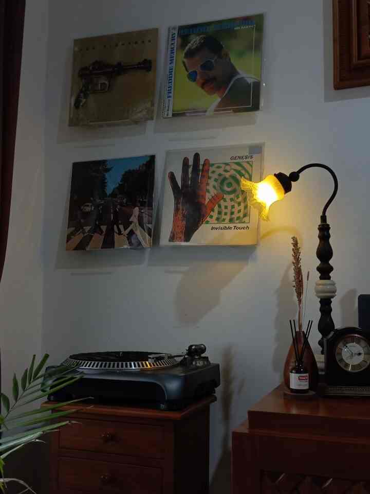 music corner.. vinyl display dengan ambalan terbuat dr akrilik. #musiccorner #vinylcollection #turntable #vintage #homedecor #inspirasirumah #livingroom 