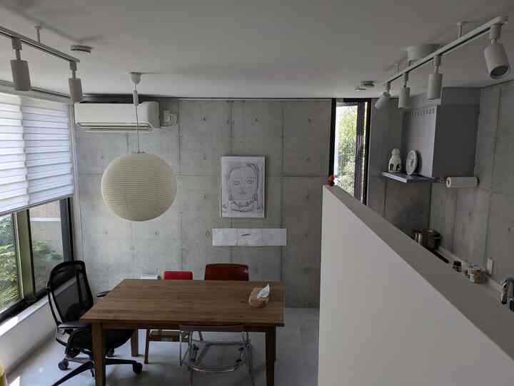 上からシリーズ、ダイニング🍽️
白い壁の裏はパントリー🥨

#ダイニング 
#ダイニング照明 
#コンクリート打ち放し
#マンションインテリア
