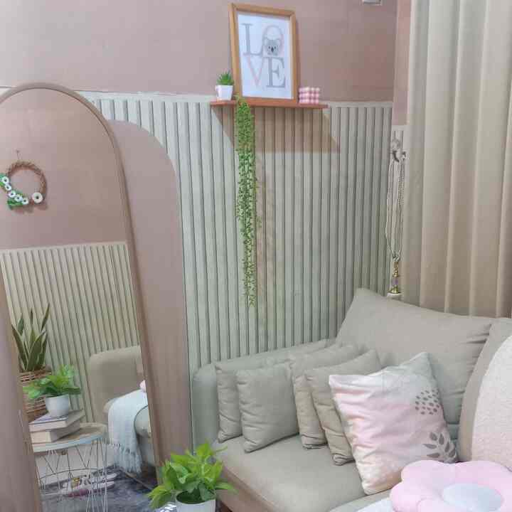 Hallo 😊 Selamat datang diruang tamu mungilku ini . Akhirnya aku bisa join di O!House season 8 . Semoga foto-foto ini dapat menginspirasi kalian yang sedang memulai untuk mendekor rumah 🏠.
#homedecor #BTNOAS8 #standinglamp #sofaminimalis #rakhambalan