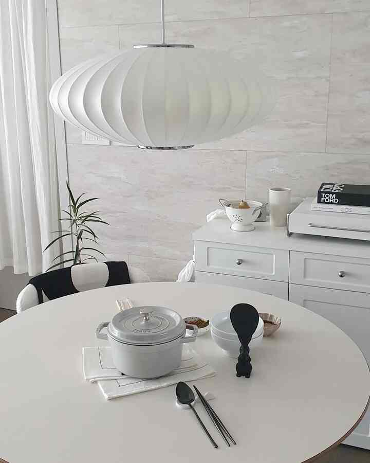 #오브제영업대회

秋の始まり。口が通り過ぎて少しは涼しい今日
今夏の家で別に保養食を食べないで（外食でたくさん食べる🤭）アワビ鍋🍴

製剤も大好きで、やはり鍋はスターウブココテ
ちょっと大きいサイズの鍋があって小さいサイズあればいいなと思っていましたが、ちょうどプレゼントとして届きます🎁
鍋はよく食べるべきです🫶🏻🫶🏻

#ホームスターグラム🏠 #홈스타일 #홈카페놀이 #홈쿡 #온더테이블 #전복솥밥 #그릇욕심 #주방템 #주방스타그램 #주방꾸미기 #주방인테리어 #주방수납장 #home #homeinterior #homebrunch #homedecor #cook #cooking #livingroomdecor 