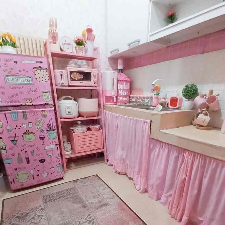 Hallo Sahabat Online 🫶 Ini penampakan dapur kontrakan minimalis aku yang berdominasi warna pink💕 semoga menginspirasi yah 🤗 #dapurminimalis #dapurkontrakan #dapurserbapink 