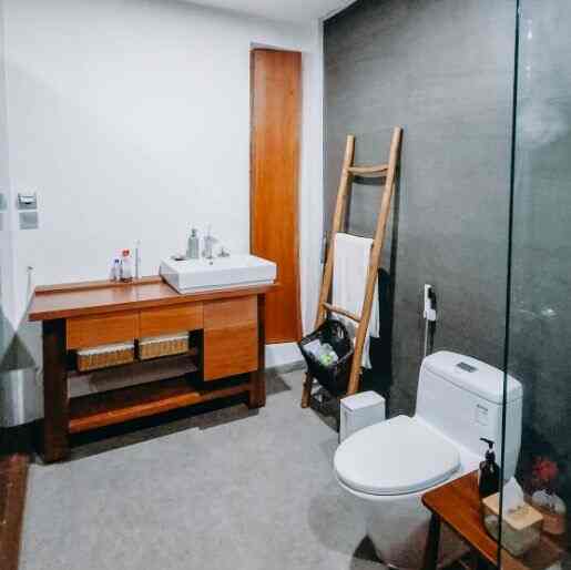 Tropical Modern Bathroom
Berani menggunakan furniture berbahan kayu di area kamar mandi utama ini karena area ini tidak lembab. Karena ada bukaan yang menghadap void dan bukaan tersebut tidak rapat maka sirkulasi udara 100% selalu ada. 

Area void dan sink kami buat area kering. cara membersihkan cukup di pel saja dan sekali2 di sikat+siram+pel kering.

Masih ada 1 PR di kamar mandi utama ini yaitu cerminnya belum terpasang. Semoga bisa terpasang secepatnya :).
#kamarmandiutama #tropicalmodern #kayusolid
