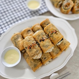 🌸🌸요즘엔 롤 유부초밥🍙이 대세지요~~
풀무원 제품만 먹어오다 이번엔 동원 고소한 맛으로 먹어봤는데요. 
장조림 간장소스가 베이스라 그런지 좀 더 짭짤하고 고소한 듯 맛있네요.  
소스도 레몬 샤워 디핑소스로 상큼해서 좋은데 
얘는 정량대로 만들었는데 엄청 통통하고 귀엽게 말리네용~~ㅋㅋ
만들 때 속 재료를 다양하게 첨가해 주면 더욱 맛있지만 기본으로만 해도 충분히 맛있답니다~~^^ 
#오늘의우리집 #플레이팅필살템 #오늘장면한컷 #오홈스토랑 #동원유부초밥 #간편식 
#맞팔해용~~😁😁 #맞팔
#집에서제일바빠  #주말에제일바빠 #예쁜템최고야 #나도크리에이터 #롤유부초밥 #유부초밥  #오늘뭐먹지 #우리집맘마존
