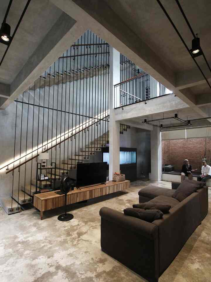 Hai !! Perkenalkan aku ibu ayam yang mengelola akun ini.
Kami beri nama 🐓RUMAH KELUARGA AYAM🐓,karena kami terinspirasi logo ayam jago merah vintage di perkakas makan.Sering menemukan kan?!
Rumah ini kami konsep #rustic #industrial untuk memberikan kesan gagah. Selain itu kami juga punya tujuan supaya meminimalisir biaya maitanance seperti misalnya pengecatan ulang.
Semen ekspose dipakai di hampir seluruh bagian ruangan. Dengan mengambil prinsip "IMPERFECTLY PERFECT" rumah kami dengan lantai yang belang-belang dan sedikit retak rambut hasil proses. alam. Bersyukur saja diberikan kemudahan dalam proses membangun dan memiliki rumah ini.
Tone interior rumah tidak jauh-jauh dari warna kayu,semen dan aluminium hitam. Dominan monokrom dengan aksen warna alam dari kayu dan batu.
IDEALISME yang tinggi dari arsitektur kami ,membuat rumah ini menjadi konsep utuh #industrial yang bisa dinikmati.
Siap dengan konsep industrial rustic yang beberapa orang beranggapan rumahnya jadi kusem ?! heheh
.
That's why we called it "IMPERFECTLY PERFECT" ❤️ rumah yang gak akan bisa sempurna ini sudah menyempurnakan hidup kami sekeluarga 
#homedecorinspo #rumahindustrial