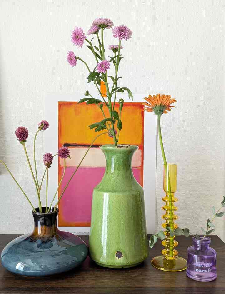#フラワーベース はあえて統一感をなくして、
それぞれの個性が目立つように意識🌼

#フラワーインテリア #花瓶 #花瓶インテリア #花のインテリア #DULTON #moma #現代アート #ポスター #ポスターインテリア 