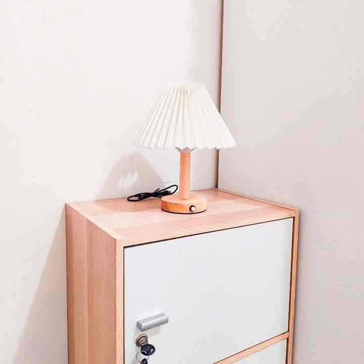 Menggunakan rak susun minimalis seperti ini cocok untuk ditempatkan di ruangan yang tidak terlalu besar. Aksesoris atau barang-barang kecil bisa disimpan dengan rapih dan tetap menjaga estetika ruangan. Penggunaan lampu meja dengan design dan warna yg senada dengan rak susunnya, menambah kesan estetik ketika malam hari, ditambah model kabel tipe USB menjadikan lampu dapat dipindah sesuai kebutuhan dan tentunya dapat digunakan untuk penerangan ketika mati listrik.. #Lemaripenyimpanankayu #lampumeja #lamputidur 
