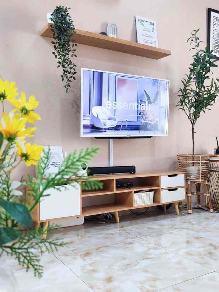 Tv room dirumah kami yang diapit Livingroom dan kitchen...
Rumah ini mengusung tema open space karena lahan yang terbatas yaitu hanya 60m2 jadi kami ingin memaksimalkan ruangan ini secara compact.
Seperti biasa furniture yang kami pilih bernuansa wood and white seperti di dapur utama.
Dengan memilih meja tv berwarna Wood and white, list tv berwarna putih dan ambalan diatas tv berwarna Wood.
Semoga menginspirasi 💕✨ 

#mixstyle #minimalist #homedecorinspo #rumahminimalist #rumahmodern