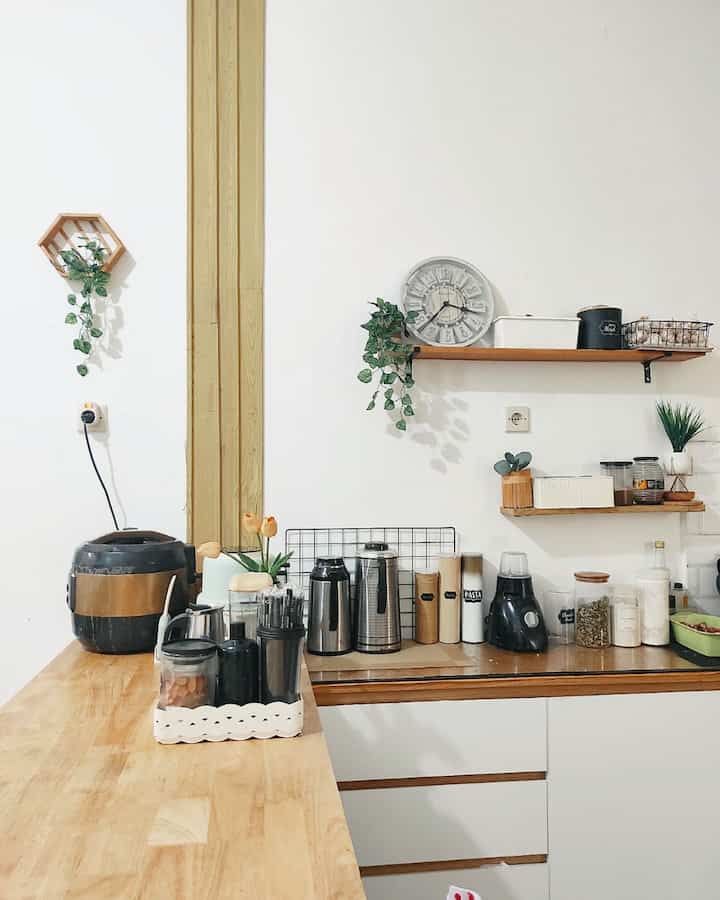 Natural-colored kitchen space with wood tones, featuring various kitchen utensils and storage ideas in a cozy atmosphere