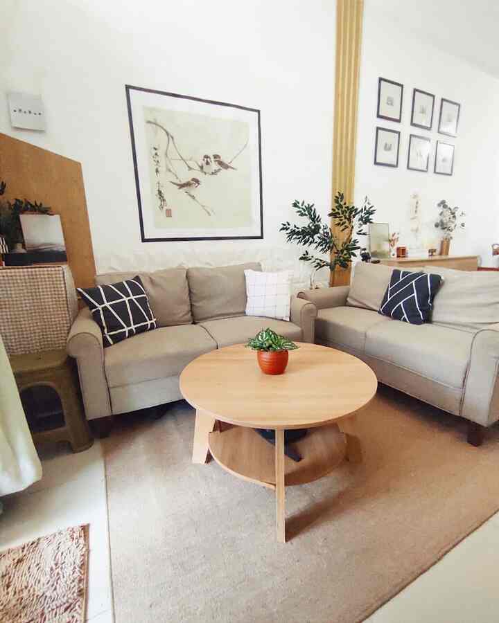 Anyeong Yorobun❤❤.. 

Salam kenal semua tetangga Ohouse🥰 Mau kenalan dikit dari Grava House ya.. 

Rumah ini merupakan rumah yang memiliki konsep open space dengan nuansa Japandi dan Minimalis. Alasan memilih konsep ini sebenarnya karena untuk memanfaatkan semua ruang dengan baik karena keterbatasan area, rumah kami bukan rumah yang besar jadi biar lebih lega untuk ditinggali.  Jadi baik di ruang tamu, toilet, dapur, dan kamar memakai style Japandi minimalis.  

Nah agar lebih terkesan masuk ke tema nya, ada dekorasi yang sering aku pakai yaitu elemen kayu baik dari perabotan kursi, meja hingga wallpanel kayu, sehingga lebih terlihat aksen japandi, dan ditambah beberapa tanaman hias artificial agar lebih terlihat minimalis. 

Jadi tips dari grava house buat yang punya lahan rumah tidak terlalu besar, bisa banget dengan open space dan pakai style Japandi, Scandinavian atau minimalis dengan tidak begitu banyak barang. Jadi kesan lega saat masuk rumah bisa terasa. 

Sekian perkenalan singkat ya😁 untuk tips selanjutnya bisa lihat di aplikasi Ohouse dan jangan lupa download ya biar gak ketinggalan info2 menarik seputar rumah. 🥰🥰

Happy Wednesday.. ❤
#japandi
#japandiminimalis
#homedecorinspo
#rumahjapandi
#inspirasirumahjapandi
#rumahminimalis
#rumahopenspace