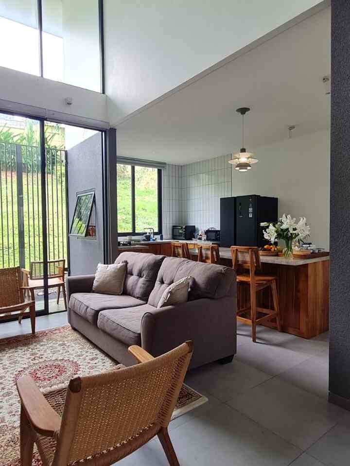 Hi teman-teman, kita cek yuk living room kami 😉

Konsep living room kami ini open space, menyatu dengan area dining dan kitchen. Agar berkesan luas, maka kami buatkan jendela besar yang menghadap ke backyard garden kami serta void diatas living room kami. 

Untuk style ruangan, karena ini open space jadi kami perhatikan betul keharmonisannya. Kami menggunakan material kayu jati untuk furniture, seperti tv cabinet dan kursi-kursi supaya sesuai dengan dining dan kitchen area. 

Biasanya disini kami berkumpul bersama teman dan keluarga sambil menikmati view hijau-hijau dari taman belakang. Ohya yang unik di ruangan ini adalah dinding abu-abu yang menggunakan teknik komprot, kami samakan dengan dinding outdoor. Kenapa ya? karena kami ingin membawa kesan living room kami ini berasa seperti di teras rumah yang nyaman.🩷

 #LivingRoomGoals #OpenConceptLiving #HomeSweetHome #Livingroomstyling #dekorasilivingroom #livingroommakeover