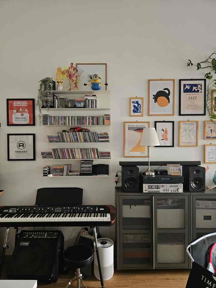 style studio kami ini termasuk apa ya?
mungkin lebih cocok kita sebutnya Modern Scandinavian aja..
bisa kita lihat dari elemen material, warna dan komposisi penataan
pakai basic warna putih dan abu2 lalu kita dampingi dengan akses warna kayu muda agar lebih ringan
#modernscandinavian #homedecorinspo #rumahmodern #rumahScandinavian 