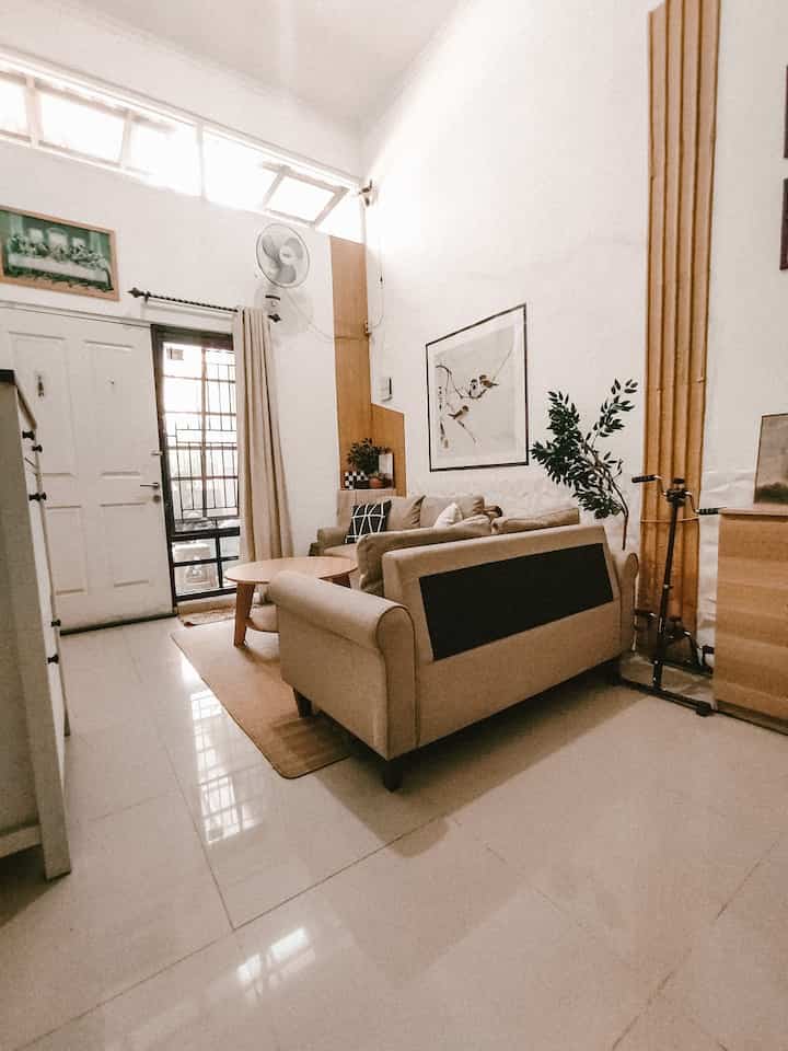 When entering the Grava house, the first thing you see is the living room measuring 3x3 meters. We deliberately made this living room with a warm and comfortable feel with wood, white and beige tones. To create this atmosphere, in this living room there is beige sofa furniture, a round wooden table and cream curtains plus natural nuance paintings. We use these furniture with such a color selection to achieve the desired cozy and warm wood feel. And for these items and furniture, they are purchased on e-commerce which you can click on the link that has been displayed. 
. 
. warm greetings from gra.va__house❤. 
#livingroomstyling
#dekorasilivingroom
#livingroommakeover
#japandi
#rumahopenspace
#rumahnyaman
#warmwood
#homedecor