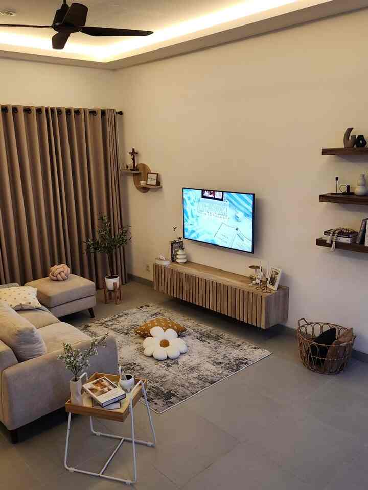Living room bagi kami merupakan area yang penting. Tempat keluarga berkumpul di malam hari setelah beraktivitas seharian. Karena itu pencahayaannya kami perhatikan sedemikian rupa. Ruangan ini kami percantik dengan interior kayu dan dekorasi warna-warna natural.
Kami padukan tema daisy untuk meningkatkan nuansa ceria, dipadukan dengan warm light menghasilkan cozy feeling 🤎.
Kami letakkan juga throw blanket sebagai aksesoris styling dan juga dapat difungsikan sebagai selimut sambil nonton serial favorit kami 🫶🏻
#scandinavian #japandi #livingroomstyling #dekorasilivingroom #livingroommakeover #inspirasidekorrumah