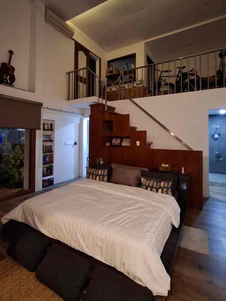 Rumah kami memiliki konsep Tropical Modern / Modern Tropis. 

Sebenarnya kami tidak mau memilih konsep tertentu untuk casaiccha, tetapi karena menyukai furniture dan bahan-bahan interior dari kayu maka kami memilih untuk menyebutkan bahwa rumah kami berkonsep Tropical Modern.

Unsur kayu membawa kesejukan sekaligus kehangatan ke dalam rumah. Selain itu ketahanannya cukup kuat dan bisa awet bertahun-tahun. Jenis kayu yang dominan kami pakai untuk interior casaiccha adalah kayu jati dan meranti merah. 

#moderntropis #tropicalmodern #bohointerior #homedecorinspo #rumahmoderntropis
