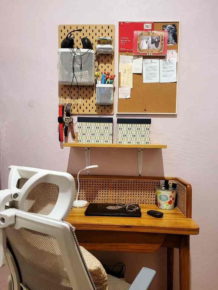 Since rumah liliput super mungil, jadi work spacenya harus berbagi sama si no 2 yang hobi art and craft. We respect our space, walau satu ruangan. Alhasil Ibu, harus pasrah sama mejanya yang 'blambonteng' karena cipratan cat 😆 

Material yang dipakai masih unsur kayu, karena sesuai sama tema ruangan & tahan lama. Kita selalu percaya sama kayu buatan Jepara. Jadi mostly kayu di rumah ini kita custom di sana. Termasuk meja kerja Ibu yg di combine sama aksen rotan ini...

#HomeOfficeStyle #MaterialHomeOffice  #InspirasiHomeOffice 