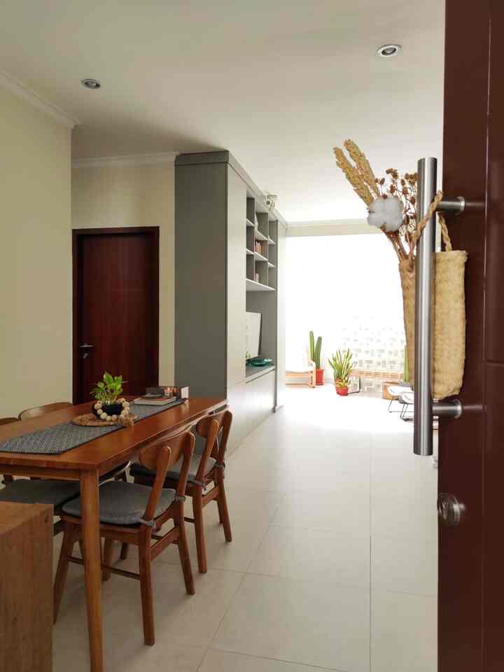 Gaya Scandinavian di negara tropis? Why not? Karena menyukai interior yang simpel, tapi eye-pleasing, kami banyak menggunakan color palette yang netral di rumah kami, khas Scandinavian. Namun, kami juga memadukannya dengan gaya tropical, seperti memilih furnitur bernuansa natural dan menaruh tanaman yang mudah perawatannya di dalam rumah.

#scandinavian #tropical #homedecorinspo #rumahscandinaviantropical