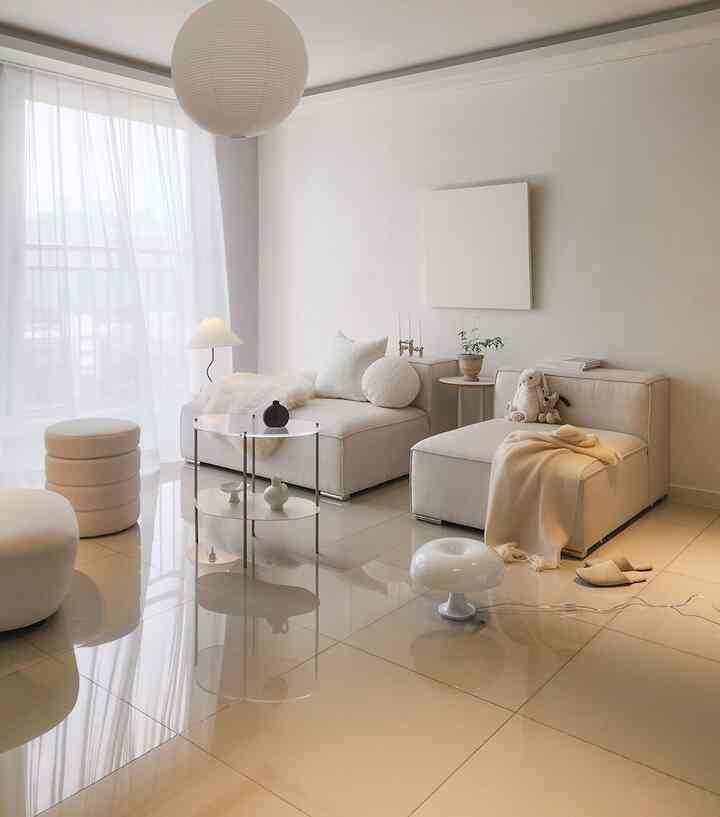 #夏の家

チョンナムヒャンだから夏には日差しが入らないリビングルーム〜
だから生きるのに良いですが、家のスターグラマーは少し残念ですよ😂

私たちの家のリビングルームの床はタイルで、夏には本当にクールです〜
時々一番上に横たわって空っぽになることもあります。 

冬にはラグを敷いたままでも
ラグなしで夏の日差しが床に映った姿も好きです。

ダムエンタイルに日差しが映った様子も撮影してみます。

#ftc8 
＃今日の私たちの家＃リビングルーム＃タイルフロア＃モジュールソファ＃20フラットインテリア 

