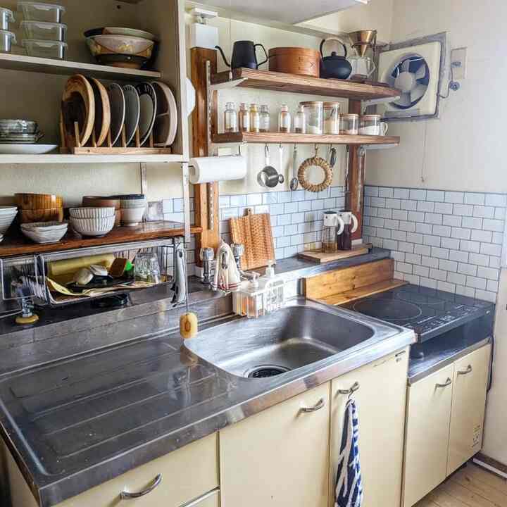 DIYで狭いキッチンを使いやすく 👩‍🍳𓎡⡱
IH周りは端材を組み立てて枠をつくりそれっぽく ☺️
#賃貸キッチン #キッチン #キッチン壁 #キッチン小物 
#団地 #団地暮らし  #築古物件 #築古賃貸