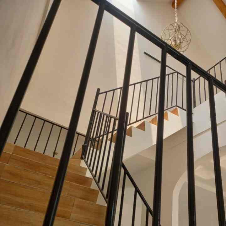 Dari awal merenovasi rumah, kami sudah jatuh cinta dengan #scandinavian style. Mulai dari fasad rumah, livingroom, kitchen dan atap pelana kami terapkan scandinavian dengan sentuhan modern. 

Warna putih, warna hitam, elemen kayu muda, dan tanaman sebagai dekorasi serta sentuhan gold memberikan kesan hangat dan menenangkan. Penambahan beams pada atap pelana juga menambah kesan yg menarik agar style scandi tidak selalu monoton dengan warna putih
#homedecorinspo #rumahscandinavian