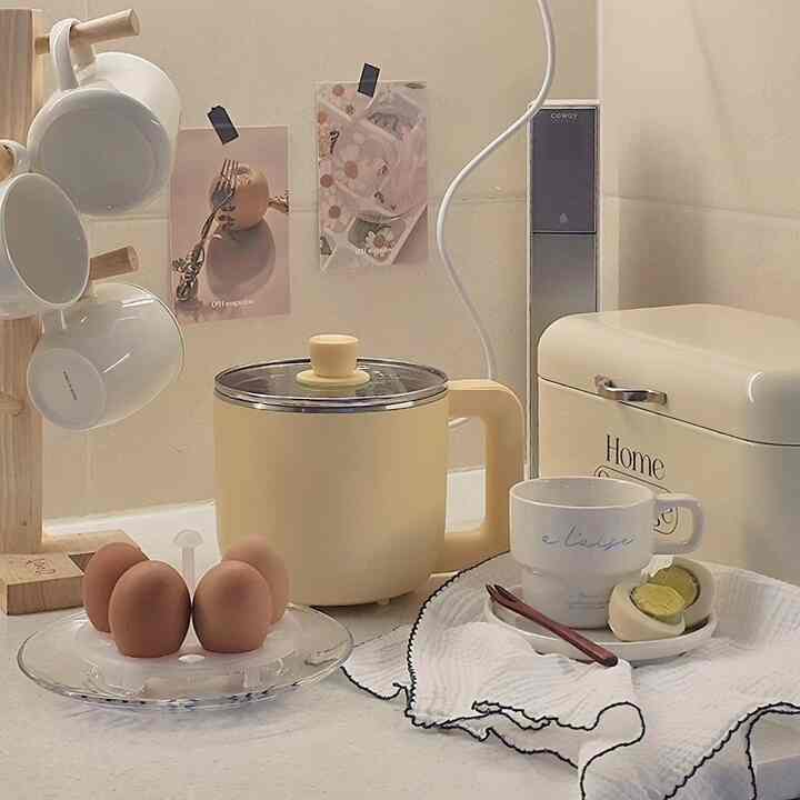 ドングルドングルイヤヨンポア+愛らしいバターカラー感がとてもきれいです💛
最近、黄色と黄色のマルチクッカーで目も幸せで、食卓も幸せですね😙

コンセントだけ差し込むとどこでも手軽な料理ができるダンミのマルチクッカー、容量が0.8L 1-2人用で大きすぎても小さくもない大きさで食卓やテーブルの上に置いて使用するのに
めちゃめちゃ可愛くて本当に便利によく書いていますよ

大きな製品は洗浄が煩わしく感じられるのに軽くてすっぽり拭くと手軽に洗浄できる構造も気に入っています

保温三重構造でうまく冷えないので食べ物を温めて食べることができ、卵煮る本当の最高ですね👍

旅行に行くときもトランクに入れて綺麗にする必要があります。  #DANMI #멀티쿠커 #원룸선물 #원룸필수템 #홈쿡 #집들이선물 #집들이선물추천 #센스있는선물 #라면포트 #단미라면포트 #multicooker #danmimulticooker #예쁜템최고야 #주방용품 #오늘장면한컷 #오늘의집에서샀어 