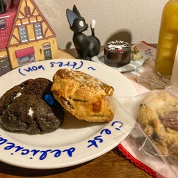 🍪여섯번째 도토리🍪
달달한 쿠키랑 우유 조합은 최고..❤️ 
요즘 날씨가 더워서 그런지 당충전이 꼭 필요한 거 같아요🥹
 지지 굿즈랑 디저트 조합 너무 귀여운 거 같아요☺️🍓