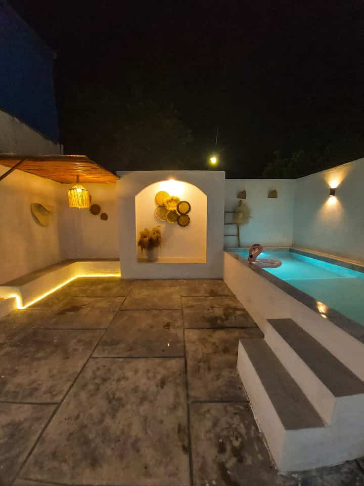 Backyard Ryuto House
Backyard ini terinspirasi dari villa di bali yang bergaya Mediterania. Biasanya digunakan untuk lahan bermain anak dan santai santai keluarga. Backyard ini di lengkapi mini plunge pool ala ala untuk anak berendam, spot santai dan lahan yang cukup luas untuk anak bermain. Beberapa dekorasi seperti tangga kayu, vas & bunga pampas, kap lampu rotan, dan hiasan dinding dari placemate melengkapi dekorasi di halaman belakang ini. Di bagian spot untuk duduk diberi atap dari kayu dowel dan atap transparan. Aku juga menambahkan beberapa lampu di area dinding dan kolam untuk mempercantik tampilan backyard di malam hari.

#Backyardstyle #MaterialBackyard #InspirasiBackyard #Mediterranean
