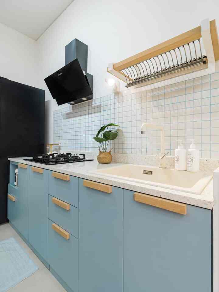 Dapur impian versi Hoi Huisje adalah dapur sebagai jantungnya rumah, pusatnya rumah ❤️
Sehingga, area ini adalah area yang paling dibawelin ketika mendesain denah rumah, yang paling dipikirin perintilannya pas ngisi rumah 🤭

Inspirasi untuk area dapur ini merujuk ke Scandinavian Retro - tetap fungsional, minimalis tapi juga ada sisi playfulnya yang diwujudkan dengan permainan warna counter top berbahan terrazo dan backsplash menggunakan keramik mozaik berwarna putih dengan nat biru. Sedangkan warna dominan dari dapur tetap menggunakan biru keabuan - cat duco oplosan (alias tukangnya campur berbagai warna sampai ketemu warna yang diinginkan 😁)

#MyDreamKitchen #IdeDekorDapur #KitchenMaterials
