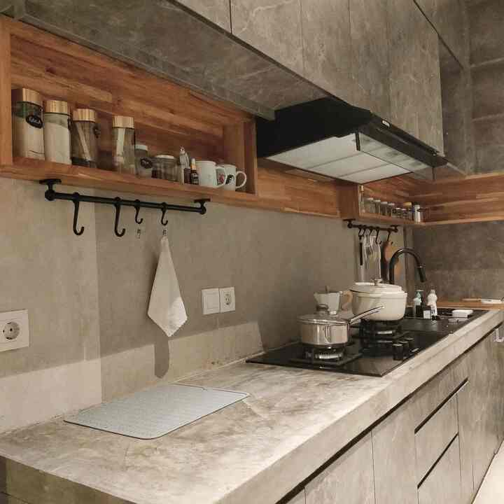 Dapur clean adalah impian saya ! 
Dengan tabletop dari semen concrete dan kabinet kicthen memakai HPL concrete stone untuk tetap konsisten dalam tema industrial.
Area dapur kami bagi menjadi 3 bagian yaitu dry area,cooking area dan wet area. Ini untuk menjaga kelembaban di tiap bagian.
Untuk blacksplash ,kami sederhana saja..menggunakan sisa keramik lantai dapur  warna abu yang kebetulan masih satu tone warnanya.
Salah satu yang kami suka di dapur ini adalah kitchen sink berwarna hitam dari batu granit yang tahan gores dan tidak mengelupas.Perawatannya cukup dengan mengoleskan baby oil setelah kering untuk menjaga warnanya tetap hitam legam.
Storage dapur bagian bawah untuk penyimpanan alat masak yang tidak begitu banyak ...heheh.
ada yang menarik disini yaitu pemakaian grease trap untuk mencegah tersumbatnya aliran pembuangan.Kapan kapan kita bahas ya ?!
#MyDreamKicthen #ideDekorDapur #KitchenMaterials #dapurIndustrial #industrialhome