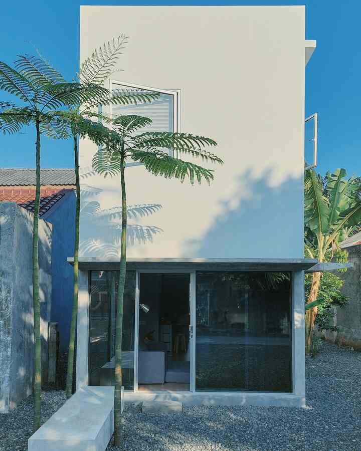 Rumah kotak 2 lantai □ 
Dilihat dari tampilannya, rumah jenis apa ini? Apakah bisa dianggap sebagai rumah tropis minimalis semi industrial? haha panjang sekali. 

Yang pasti saya suka dengan material kaca dan jendela berukuran besar karena berfungsi sangat baik untuk sirkulasi udara dan penerangan di dalam rumah. Untuk masalah privasi saya menggunakan kaca film agar tidak terlalu kaya dengan ceunah akuarium 🐡

Untuk fasadnya saya pilih warna putih, selain mudah didapat juga tahan lama ya? walaupun perawatannya cukup sulit karena mudah kotor. Tapi gpp, saya pribadi menyukainya. Sedikit kotor tandanya ada kehidupan, biar tidak seperti rumah misalnya hehe.

#gaya fasad
#MateriFasad
#InspirasiFasad