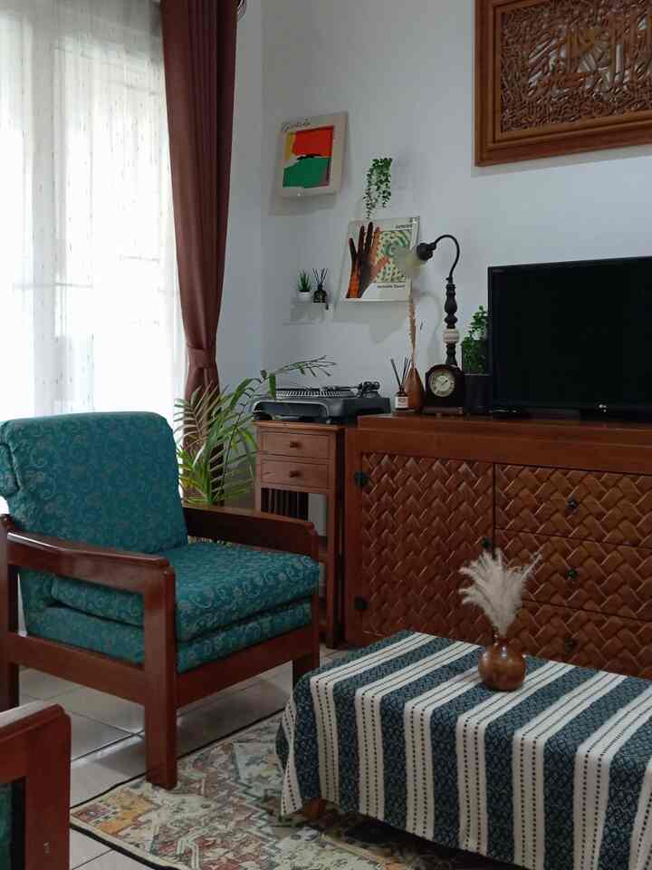 music corner styling #musiccorner #styling #vintage #midcenturymodern #turntable #rakakrilik #vinylrecord #jamseiko #reeddiffuser