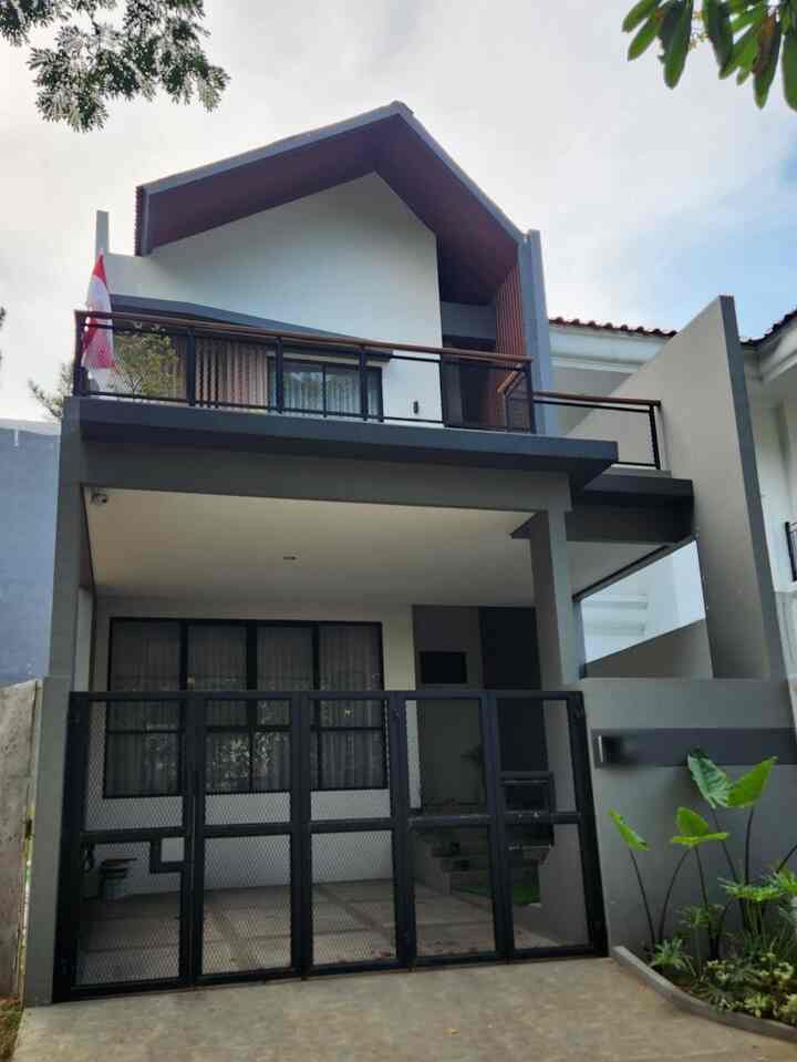 Konsep fasad rumah kami menggunakan tema minimalist Japandi Scandinavian. Kolaborasi dari design minimalist dengan warna-warna netral putih dan abu, dipadukan dengan aksen2 kayu semakin memperkuat kesan rumah Japandi Scandinavian. Adapun, aksen kayu kami ciptakan dengan menggunakan Shunda Plafon, kisi-kisi, lantai granit dan railing pada balkon kami. Kami tetap mempertimbangkan penggunaan material outdoor yang tahan terhadap cuaca: railing balkon dengan material conwood; lantai granit motif kayu yang bebas lapuk, dan kisi-kisi menyerupai kayu. Kami memiliki balkon yg luas, balkon tersebut sekaligus merupakan atap dari carport mobil, yang juga kami manfaatkan sebagai tempat bertanam dan bersantai baik pagi maupun sore hari. Tidak lupa juga kami pergunakan warna hitam untuk memberikan aksen warna yang tegas untuk melengkapi konsep Japandi Scandinavian rumah kami. Selain itu, rumah minimalist kami juga dilengkapi mini garden guna mempercantik tampilan depan rumah kami.
Semoga menginspirasi 🫶🏻.
#FacadeStyle
#InspirasiFasad
#MaterialFasad
#FasadScandinavian
#ModernHome