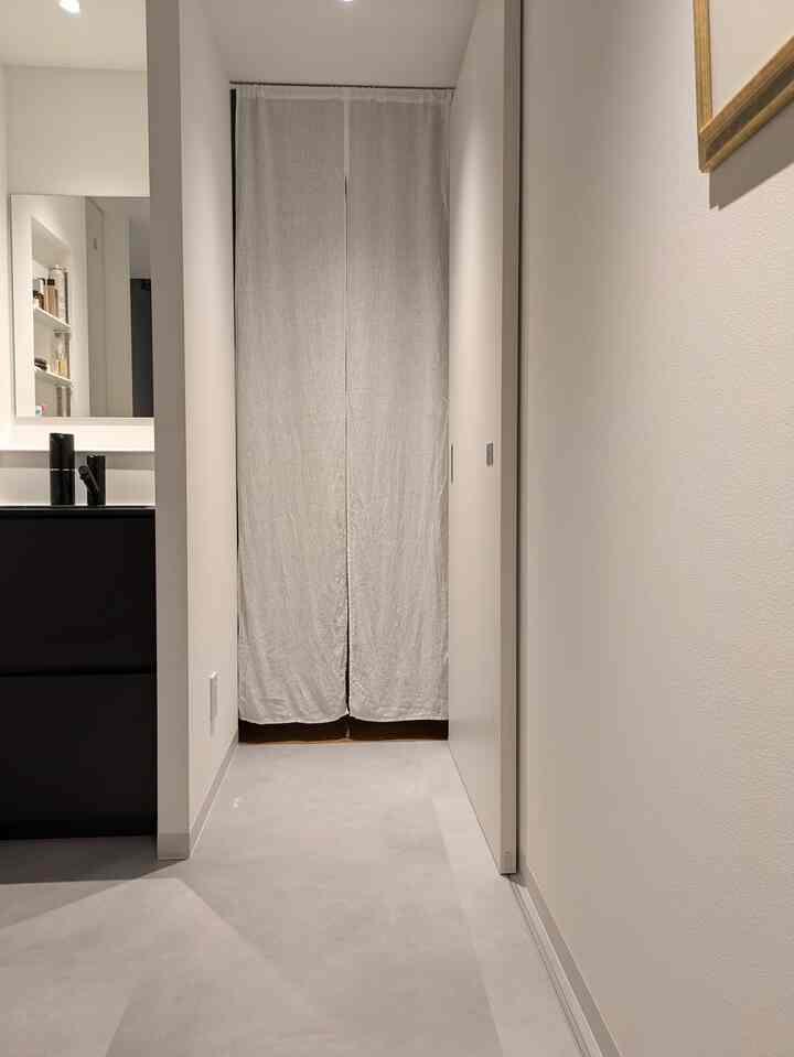 個室の仕切りにはドア付けなかったんだけど
夜寝るときに落ち着かないという要望あり
のれんをつけてみました🎐

夜落ち着いて眠れるのはもちろん
冷房が外に出ず、冷房切った後も冷気が残っていて
思った以上にいい感じ👌

#のれん
#個室ドア
#マンションインテリア