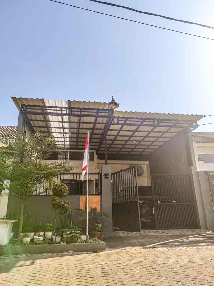 Fasad rumah grava house memiliki konsep semi minimalis. Fasad kami sebenarnya sudah bawaan dari developer dan kami merenovasi sedikit dengan ditambahkan canopi untuk carport didepan rumah. Nuansa warna yang kami pilih hitam abu-abu dengan sentuhan tanaman mini didepan rumah sebagai pemanis. Alasan kami memilih style fasad ini karena kami ingin rumah terlihat simple tapi masih menarik dan rapi. Sehingga untuk mendapatkan gaya minimalis tersebut kami sengaja memakai canopi dengan besi hollow hitam ,sama dengan pagarnya juga memakai besi hollow hitam dan cat dinding warna abu abu serta ditambah dengan pemakaian keramik lantai motif berwarna abu agar selaras. 

Semoga bisa menjadi inspirasi yaa..
untuk tips dan cerita lainnya terus ikuti gravahouse di Ohouse yaa.. 
.
Salam dari Grava House
#FacadeStyle
#MaterialFasad
#InspirasiFasad
#FasadMinimalis
#RumahMinimalis
#RumahImpian