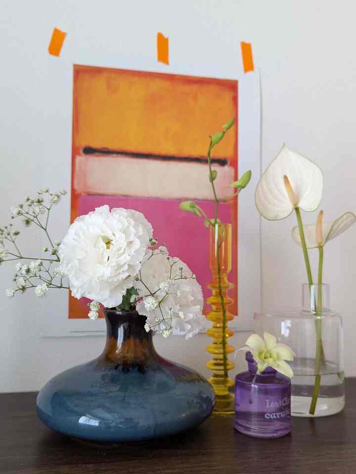 白い花々で気品を出してみた🤍
とくに白カーネーション✕かすみ草がお気にいり😌
#花 #花瓶 #花のインテリア #フラワーインテリア #フラワーベース #花のある暮らし #花瓶インテリア 