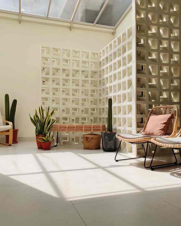 Turned our open backyard into a sunroom 🌞 Selain menjadi area jemur yang bersih dan kering, kami juga menggunakan sunroom ini sebagai home gym dan sudut untuk bermalas-malasan sambil membaca. Natural lighting, checked!

#SunroomStyle #MaterialSunroom #InspirasiSunroom