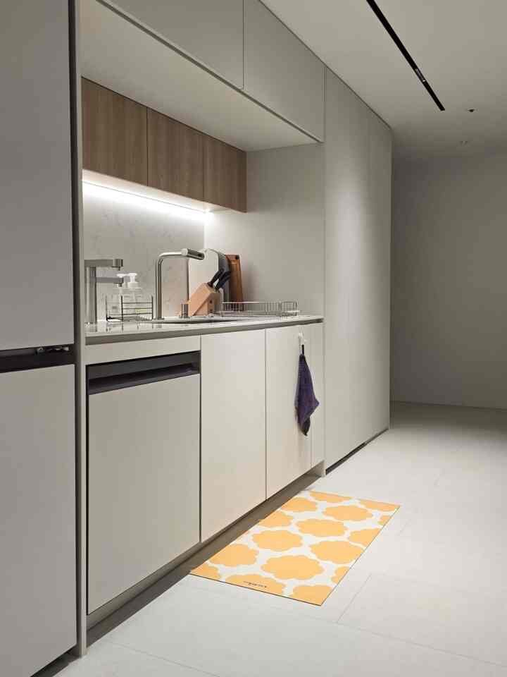私の家の発売はどうですか？🌼
私は家で暮らす時間の中に 
キッチンで過ごす時間が一番多いです。

トゥヌ珪藻土発売マットを敷いてくれるから
キッチンが明るくなっているので、とても良いです！ 
トゥヌのイラストはなんとなく感覚的で綺麗なのか..✨️

足で踏む触感も見えていいです。
滑り止めになって押さないでください:)
そしてキッチンでやってみると、床に水が喉頭ふくらんでいる。
吸収も速くなるので送りますよ🫶🏻

薄くて柔軟な珪藻土で二重に保管も可能で、機械洗いまで可能なので、かさばり、すぐ汚れているマットとは異なり
快適で衛生的に使えます！

私はキッチンで使うのもいいです。 
雨の日は玄関の前に置かれます。  #규조토발매트 #규조토주방매트 #맞팔 #주방발매트 