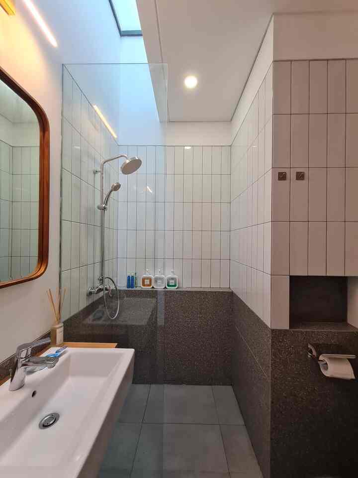 Kamar Mandi Mini Monokrom yang Keren (buat kami 😉😁)!

Kamar mandi kami ini super mini, tapi jangan salah, kami punya trik untuk bikin kesannya lebih lapang! Kami memilih backsplash putih dengan desain subway yang chic, dipadukan dengan granit motif terazo abu-abu. Lantai? Kami pakai granit abu polos yang simpel dan elegan.

Oh, dan yang bikin kamar mandi ini makin istimewa adalah skylight-nya! Sinar matahari bisa masuk, jadi kamar mandi kami terasa lebih luas dan sehat. Untuk menambah kenyamanan, kami juga menambahkan kaca kayu jati, kabinet wastafel, dan pintu dengan motif kayu yang hangat.

Kami ingin konsep yang simple, fungsional, dan nyaman bisa terlihat di kamar mandi ini.

Gimana menurut kalian? Keren, kan?

#MaterialKamarMandi #KamarMandi #InspirasiKamarMandi